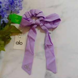 Alo Yoga Bow Hair Tie Scrunchie Love Knot in Purple Skies OS